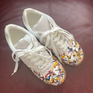 Women’s sneakers with graffiti effect🎨